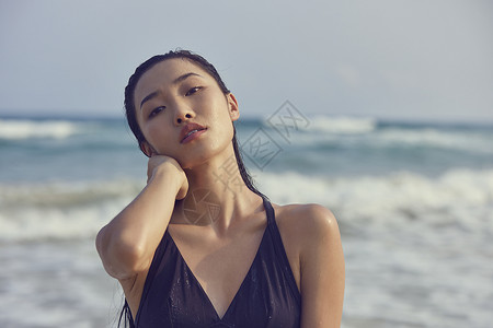 夏日海边比基尼美女图片