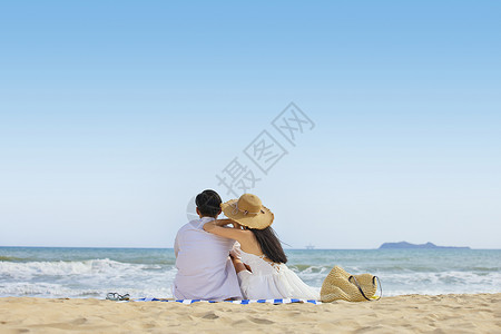 夏日长年轻情侣夏日坐在沙滩看海背影背景