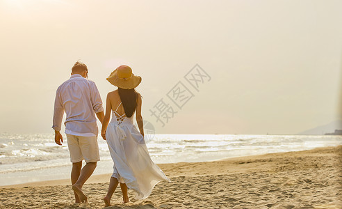 夏日旅行艺术字傍晚海边情侣散步背影背景
