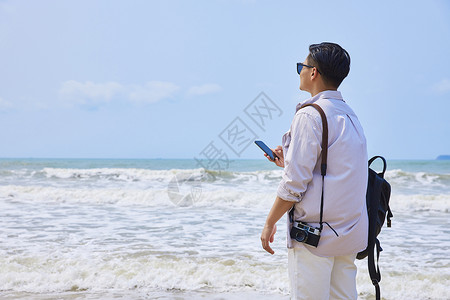 年轻男士海边旅行图片