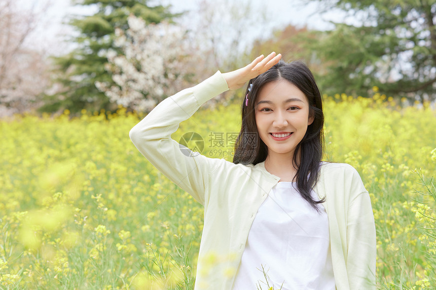 油菜花田花季少女图片