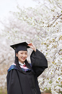 穿学士服少女毕业季樱花清纯可爱少女背景