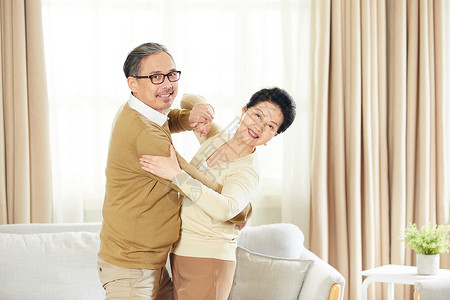 中老年夫妇客厅跳交谊舞背景图片