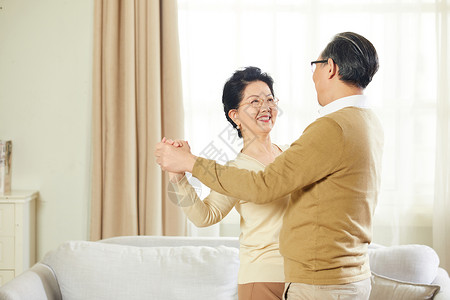中老年夫妇客厅跳交谊舞背景图片
