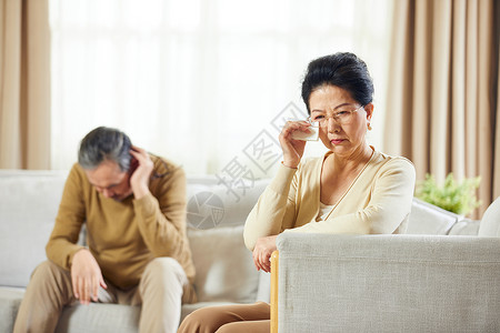 流泪的男人中年女性吵架流泪背景