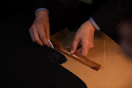 裁剪西服正在裁剪布料的裁缝手部特写背景