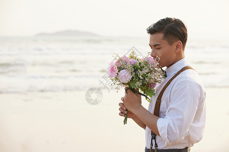 年轻男士手拿手捧花高清图片