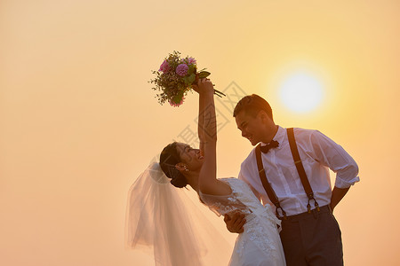 结婚海边素材夕阳下情侣婚纱照背景