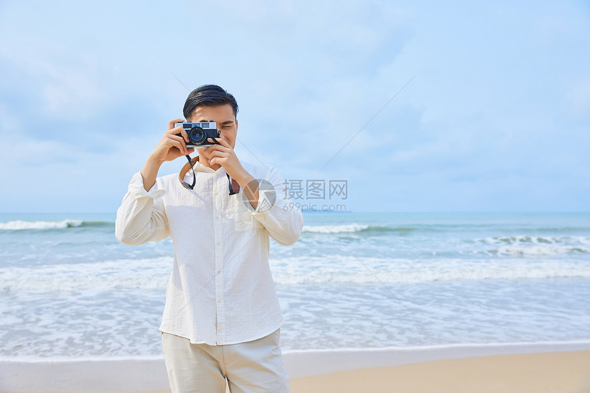 年轻男士海边旅行图片