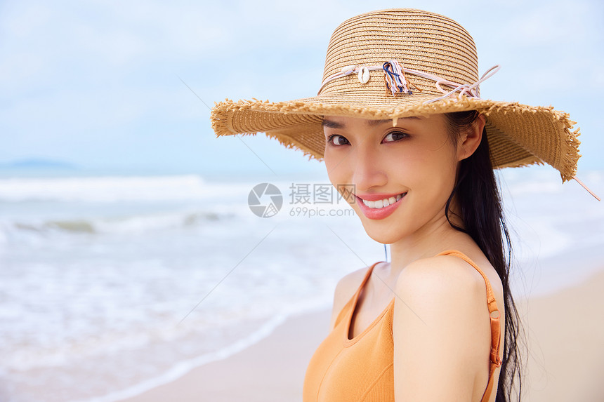 夏日海边旅行的清新美女图片