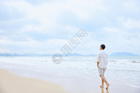 年轻男士海边散步背影高清图片