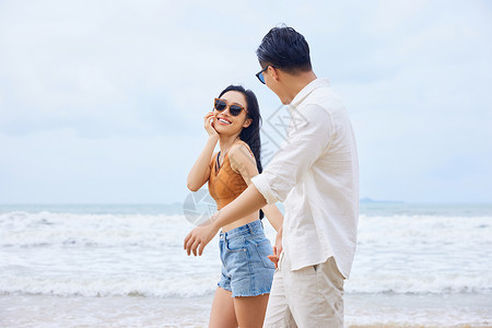 年轻美女傍晚海边舞蹈图片