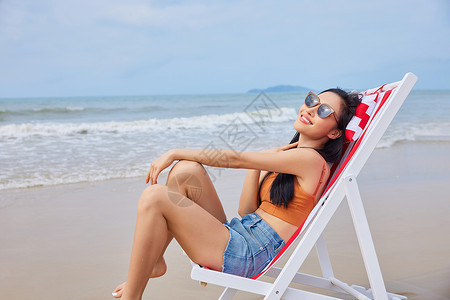 海边沐浴女人美女海边度假沐浴阳光背景