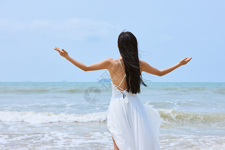夏日美女拥抱大海背影图片