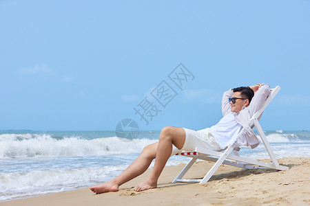 沙滩上休息人年轻男生海边度假沙滩椅上休息背景