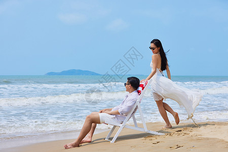 年轻情侣海边度假高清图片