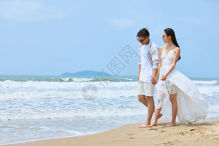 年轻情侣夏日海边散步图片