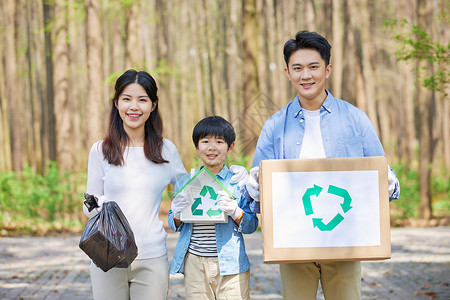 环保一家人一家三口公园里捡拾垃圾背景