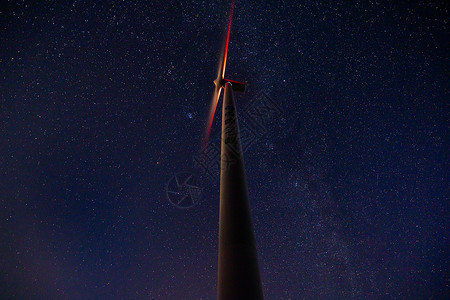 达坂城风力发电站星空下的大风车（风力发电站）背景