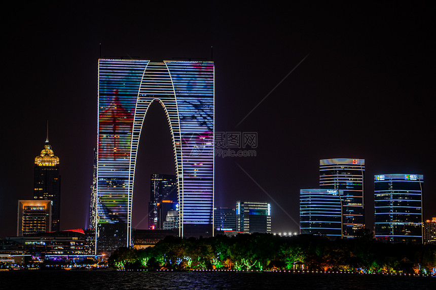 江苏苏州夜景东方之门夜景大厦图片