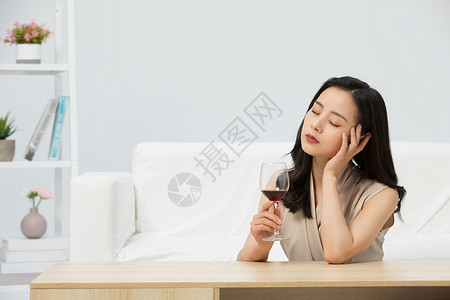 拿着酒杯伤心的女性难过的人图片