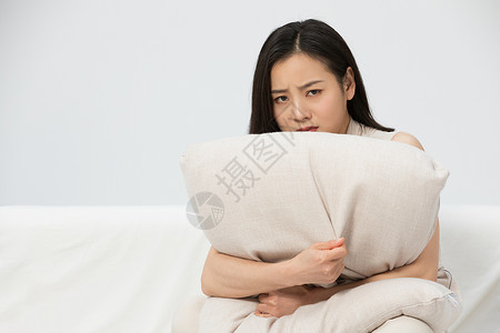 伤心的女性难过的人抱着枕头恐慌图片