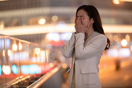 落寞伤心的女性难过的捂脸哭泣背景