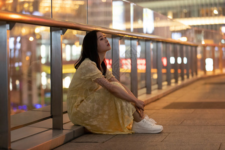 亚洲少女坐在路边难过的女性背景