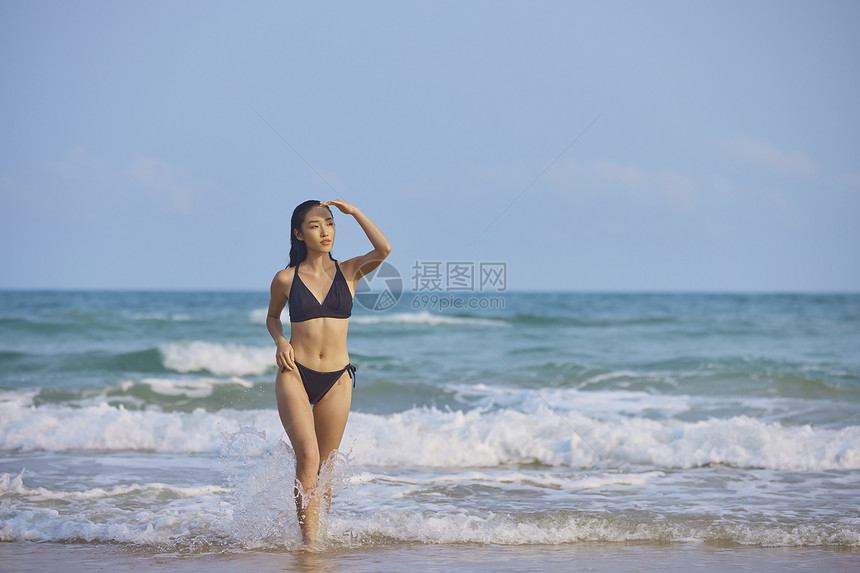 海边比基尼美女图片