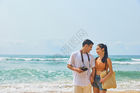 年轻情侣海边旅行高清图片