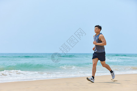 男青年海边运动跑步背景图片