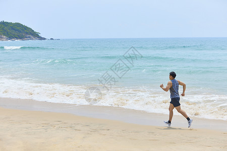 男青年海边运动跑步背影图片