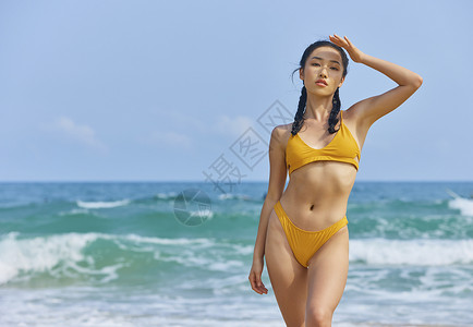 夏日海边性感美女图片