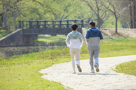 小夫妻公园晨练跑步的老年夫妇背景