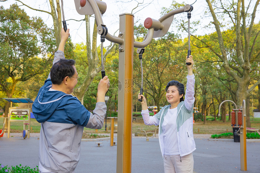 老年人户外使用健身器材运动锻炼图片