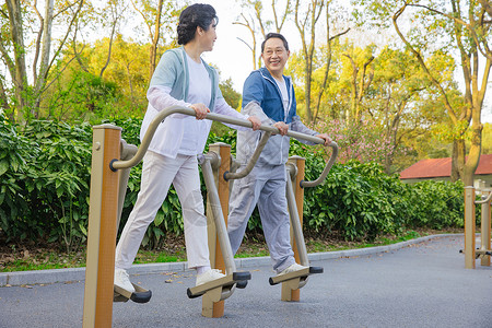 养生长寿老年人户外使用健身器材运动锻炼背景