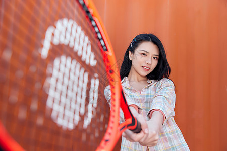 时尚美女挥动网球拍背景图片