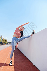 青年女性热身运动压腿高清图片