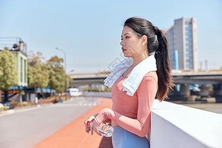 美女健身跑步运动喝水高清图片