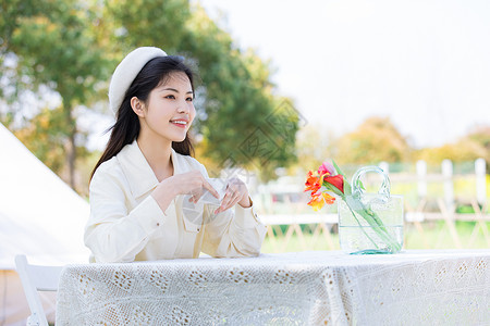 女性假日户外放松休闲图片