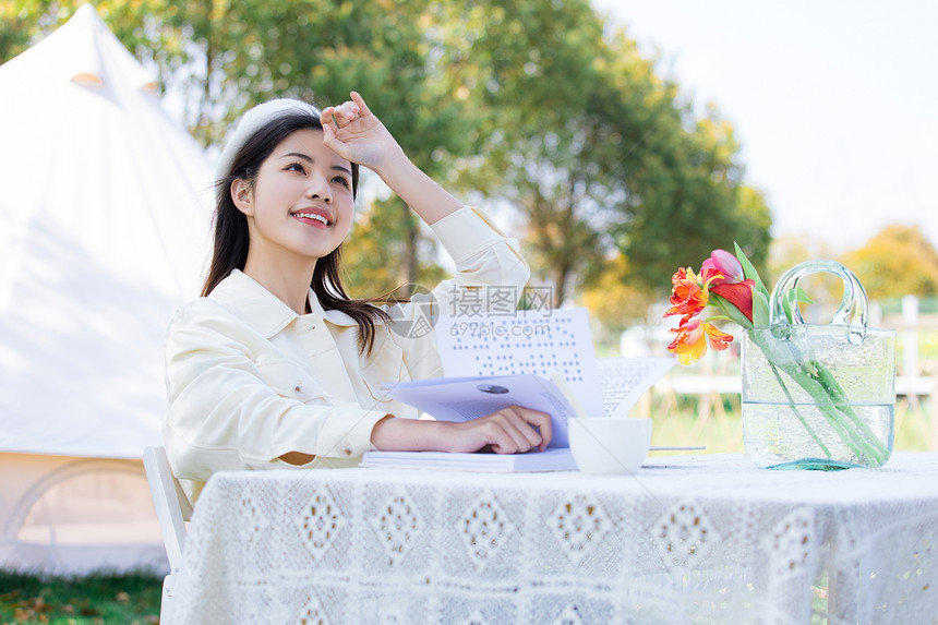 午后休假的可爱女生图片