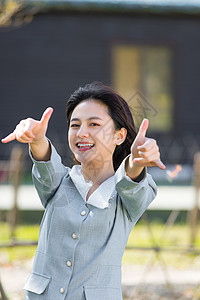 户外活泼俏皮女生背景图片