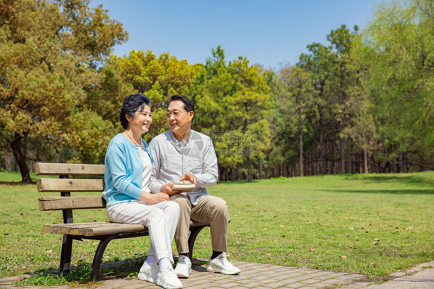 户外阅读看书的老年夫妇图片