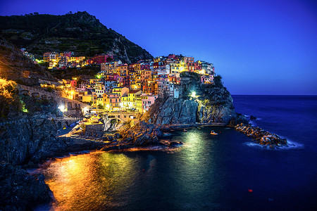 海边悬崖上的小镇五渔村夜景高清图片