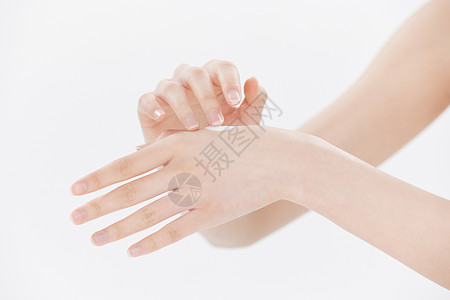 手部保养女性涂抹护手霜保养特写背景