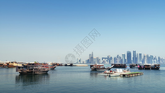 卡塔尔多哈海湾停靠的阿拉伯传统船只高清图片