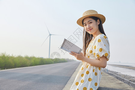 小清新春游海报户外看书的文艺女青年背景