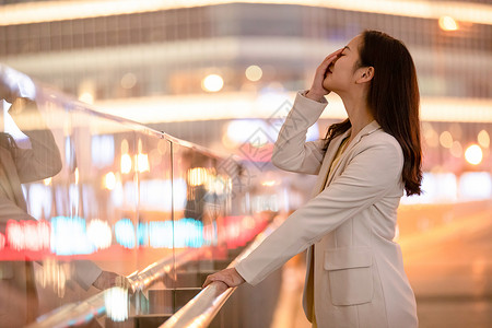 捂脸哭泣城市里捂脸伤心难过的女性背景