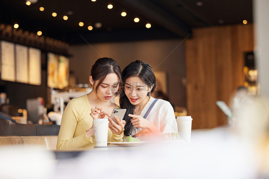 坐在店里聚会聊天的闺蜜二人图片