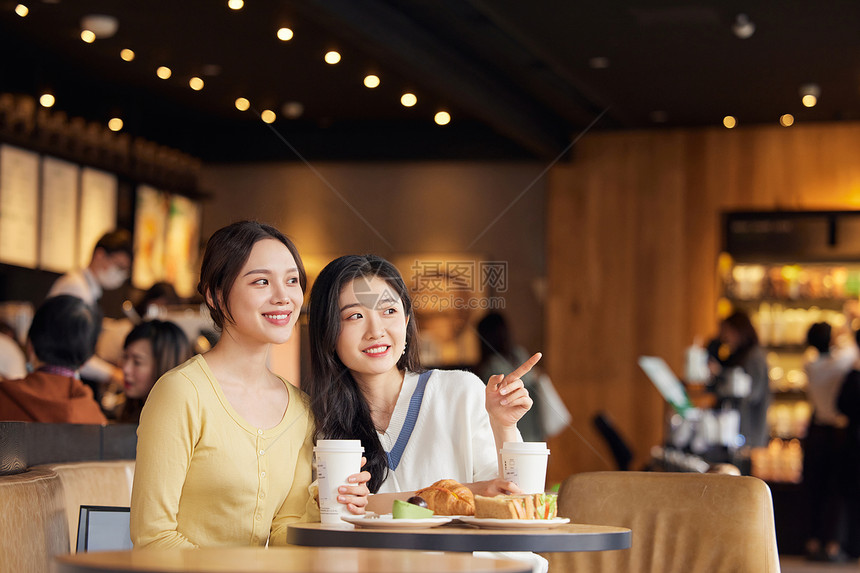 坐在店里聚会聊天的闺蜜二人图片